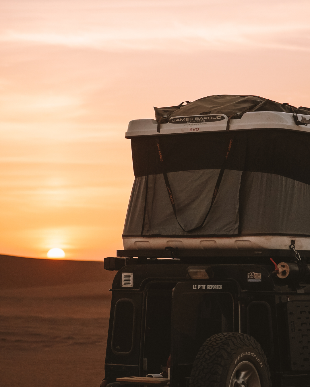 James Baroud Hartschalen-Dachzelt Grand Raid schwarz montiert auf einem Offroad-Fahrzeug. Dachzelt ist aufgebaut.