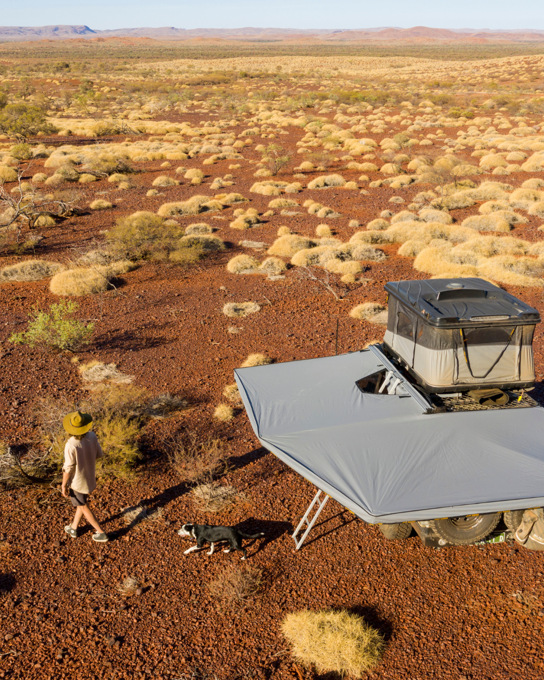 James Baroud Facon 270° Markise montiert. Mit Durchstieg ins Dachzelt über die Leiter. Ohne Stützen. Bild von oben.