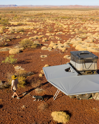 James Baroud Facon 270° Markise montiert. Mit Durchstieg ins Dachzelt über die Leiter. Ohne Stützen. Bild von oben.