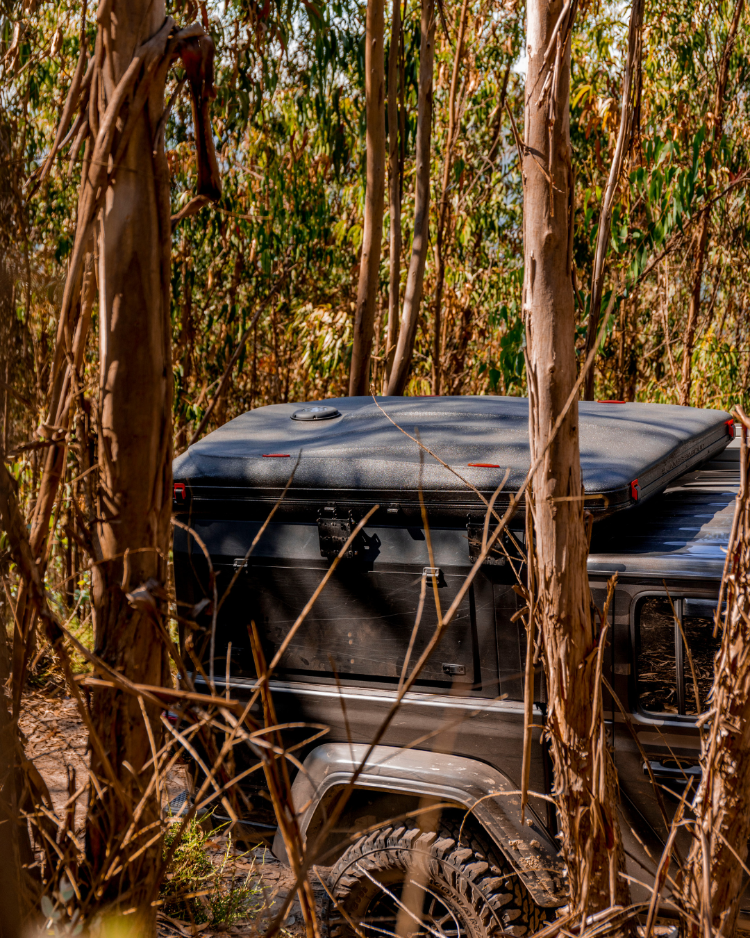 James Baroud Hartschalen-Dachzelt Odyssey Magma montiert auf einem Hartop auf einem Offroad-Fahrzeug. Dachzelt ist eingeklappt.
