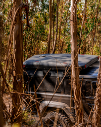 James Baroud Hartschalen-Dachzelt Odyssey Magma montiert auf einem Hartop auf einem Offroad-Fahrzeug. Dachzelt ist eingeklappt.