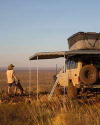 James Baroud Facon 270° Markise montiert. Mit Durchstieg ins Dachzelt über die Leiter. Mit Stützen.
