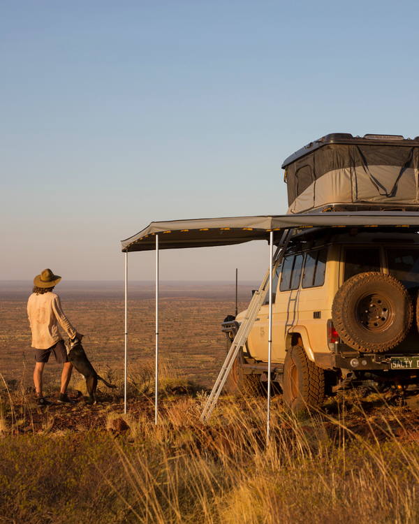 James Baroud Facon 270° Markise montiert. Mit Durchstieg ins Dachzelt über die Leiter. Mit Stützen.