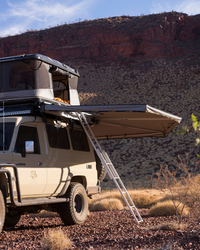 James Baroud Facon 270° Markise montiert. Mit Durchstieg ins Dachzelt über die Leiter. Ohne Stützen.