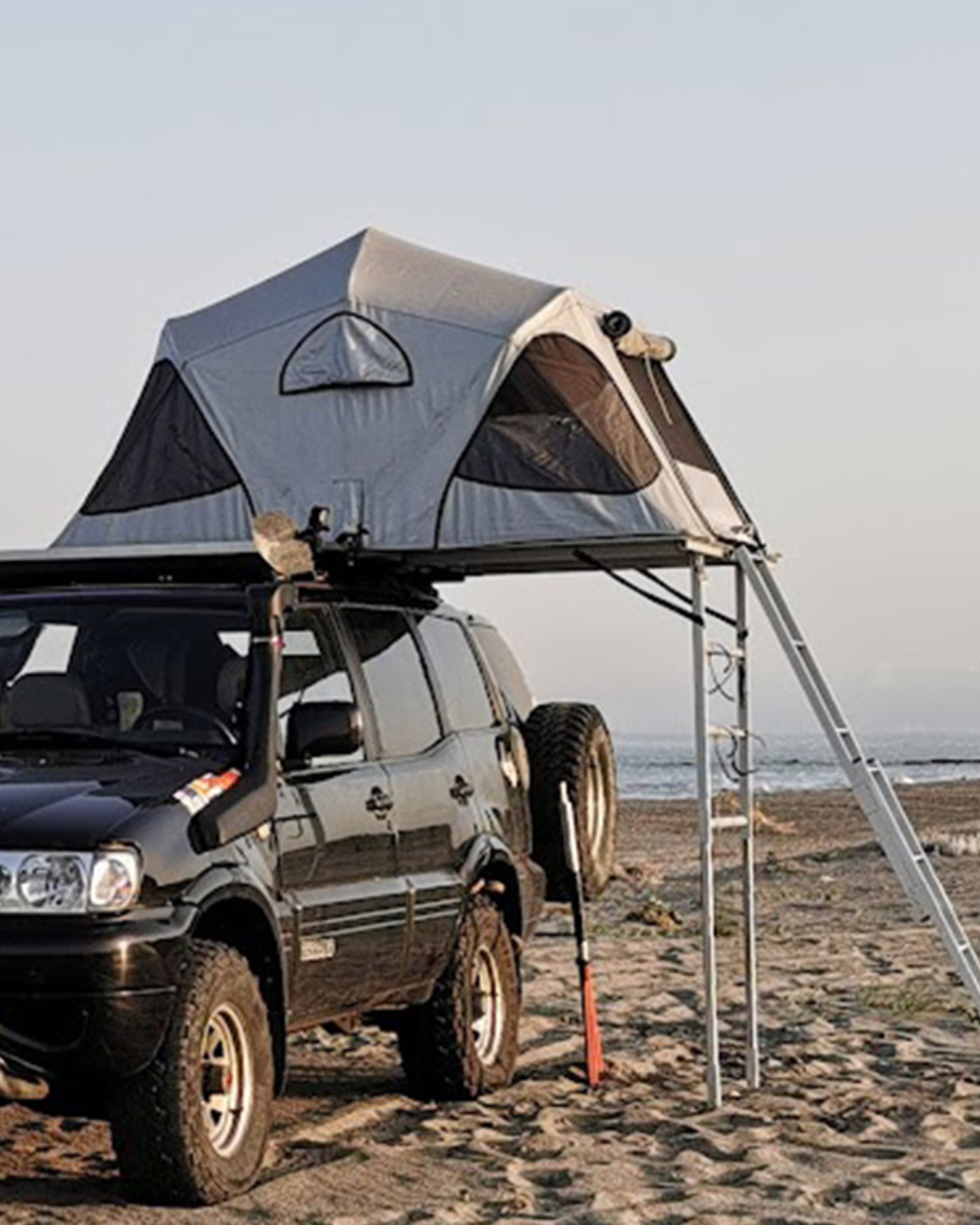 James Baroud Stoff Klappzelt Vision montiert auf Fahrzeug. Aufgebaut mit Leiter Zustieg.