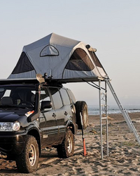 James Baroud Stoff Klappzelt Vision montiert auf Fahrzeug. Aufgebaut mit Leiter Zustieg.