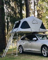 James Baroud Stoff Klappzelt Vision montiert auf Fahrzeug. Aufgebaut mit Leiter Zustieg.