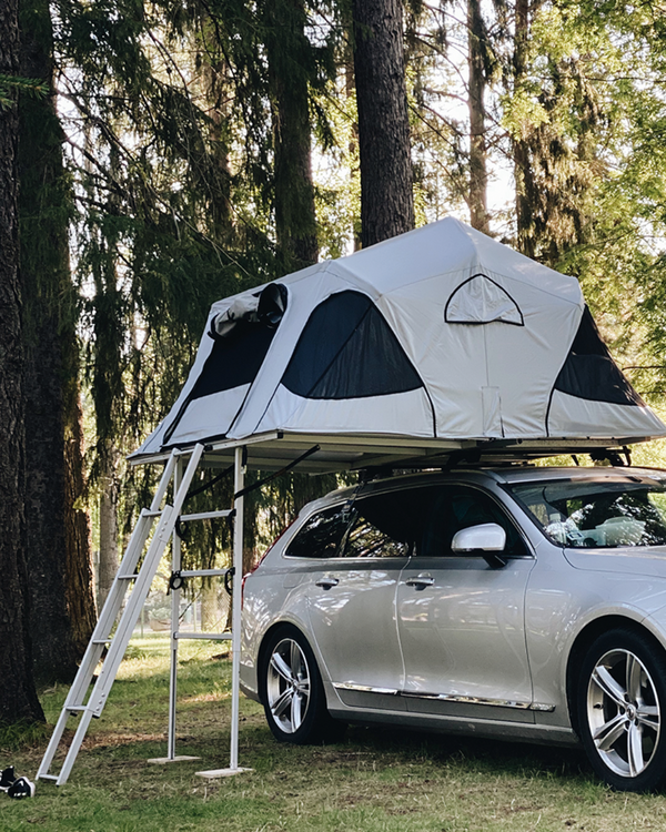 James Baroud Stoff Klappzelt Vision montiert auf Fahrzeug. Aufgebaut mit Leiter Zustieg.