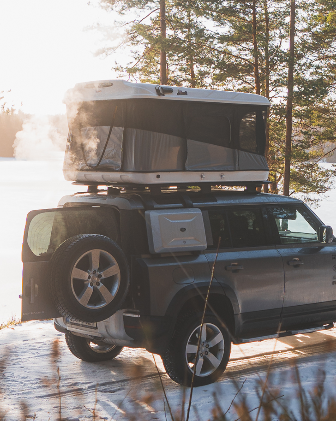 James Baroud Hartschalen-Dachzelt Evasion weiß montiert auf einem Offroad-Fahrzeug. Dachzelt ist offen.