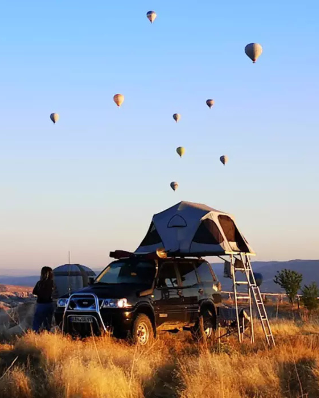 James Baroud Stoff Klappzelt Vision montiert auf Fahrzeug. Aufgebaut mit Leiter Zustieg.
