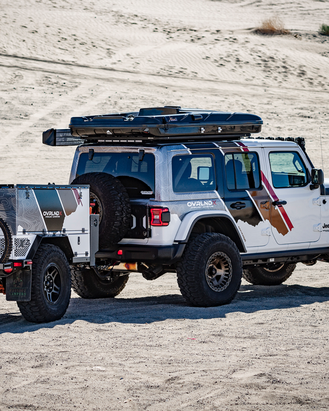 James Baroud Hartschalen-Dachzelt Grand Raid schwarz montiert auf einem Offroad-Fahrzeug. Dachzelt ist abgebaut. Markise wurde befestigt am Dachzelt.