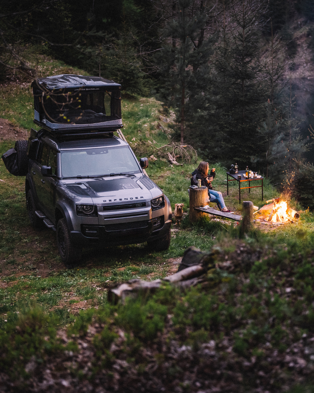 James Baroud Hartschalen-Dachzelt schwarz montiert auf einem Offroad-Fahrzeug. Dachzelt ist aufgebaut.
