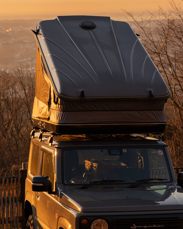 James Baroud Hartschalen-Dachzelt  Space schwarz montiert auf einem Offraod-Fahrzeug.