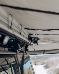 James Baroud Falcon 270° Markise. Detailbild der Verstrebung und der Halterung am Auto.