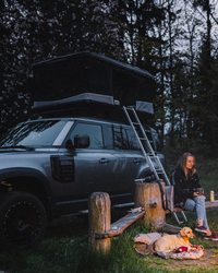 James Baroud Hartschalen-Dachzelt Odyssey schwarz montiert auf einem Offroad-Fahrzeug. Dachzelt ist offen.