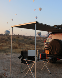 James Baroud Seitenmarkise. aufgebaut mit zwei Stützen. Hinten am Kofferraum montiert.