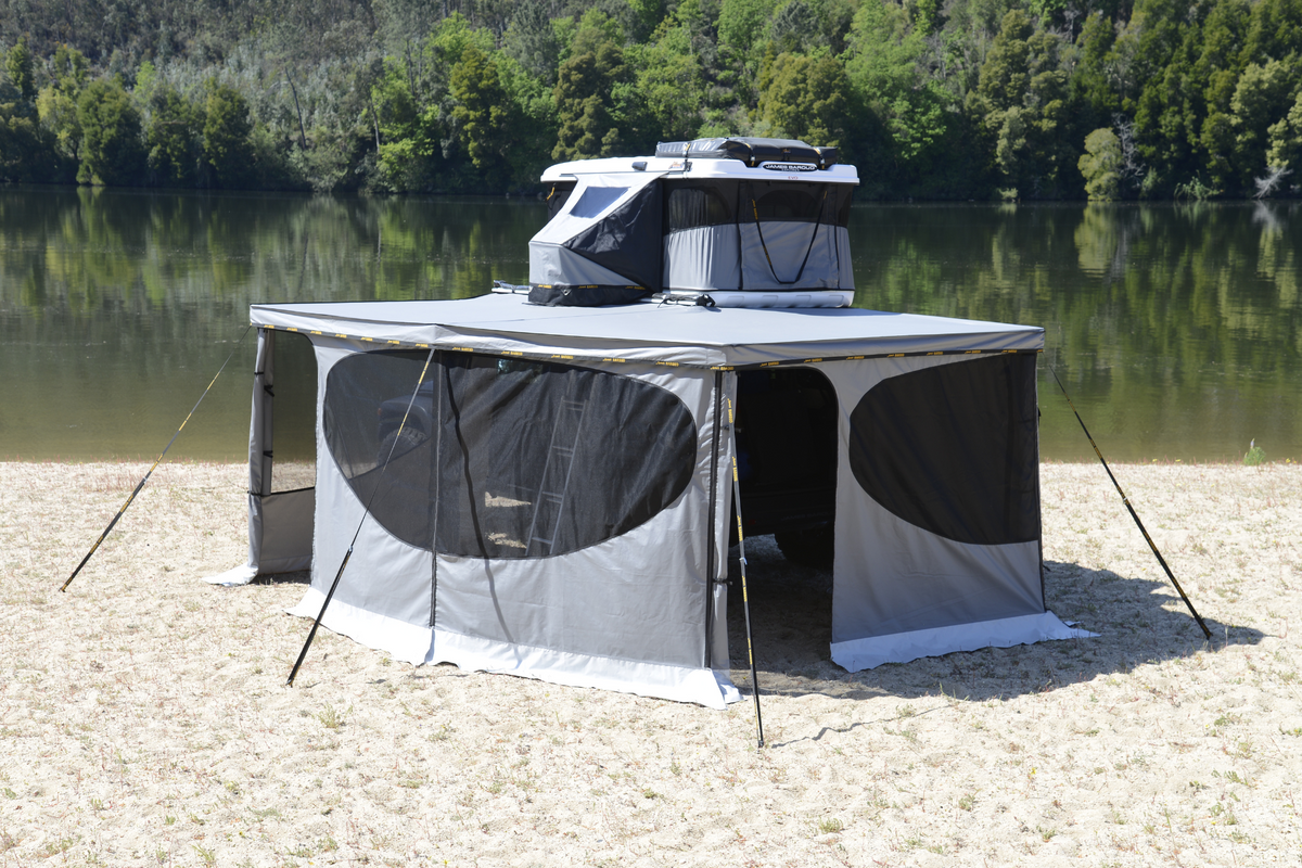 Aufgebaute Falcon 270° Markise mit Seitenwänden und geöffnetem Fenster und Tür an einem Offroad-Fahrzeug.  Tunnel hoch zum Dachzelt.
