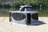 Aufgebaute Falcon 270° Markise mit Seitenwänden und geöffnetem Fenster und Tür an einem Offroad-Fahrzeug.  Tunnel hoch zum Dachzelt.
