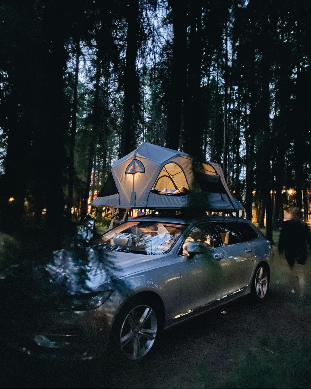 James Baroud Stoff Klappzelt Vision montiert auf Fahrzeug. Aufgebaut mit Leiter Zustieg. Im Dunklen von Innen Beleuchtet.