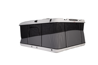 James Baroud Hartschalen-Dachzelt Grand Raid weiß Produktfoto. Aufgebaut. Von der Seite. Fenster und Einstieg geschlossen.