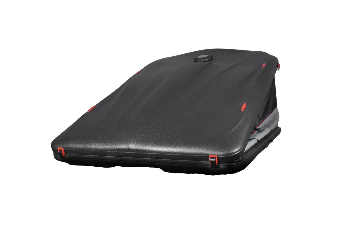 James Baroud Hartschalen-Dachzelt Odyssey Magma Produktfoto. Eine Seite eingeklappt. Decke des Dachzeltes mit Lüfter ist zu sehen.