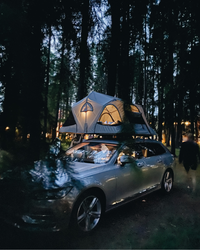 James Baroud Stoff Klappzelt Vision montiert auf Fahrzeug. Aufgebaut mit Leiter Zustieg. Im Dunklen von Innen Beleuchtet.