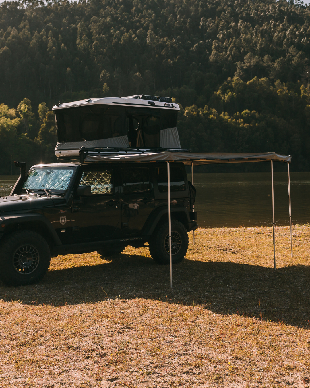 James Baroud Facon 270° Markise montiert an einem Offroad-Fahrzeug mit Dachzelt. Mit Stützen.