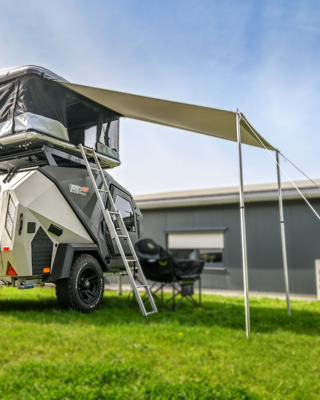 Markise für das Odyssey ABS Hartschalenzelt. Montiert am Dachzelt. Augezogen. Mit Stützen und Seilen befestigt.