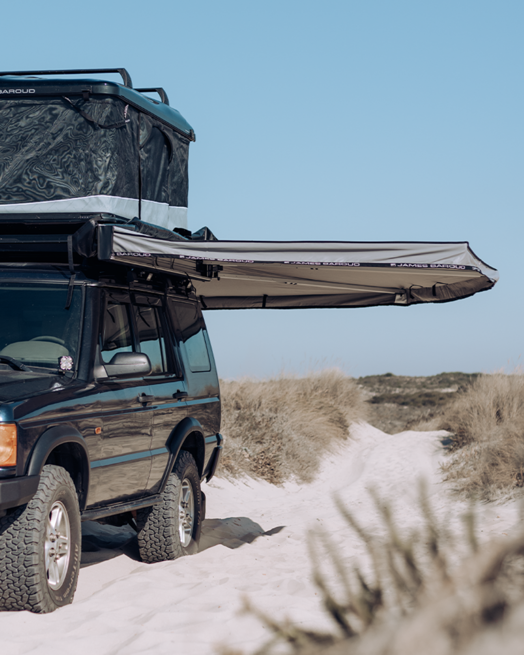 James Baroud Falcon 270° Markise. Einfacher Aufbau und ohne Stützen.