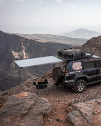 James Baroud Seitenmarkise. Aufgebaut mit Stangen und Schnüren befestigt.