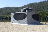 Aufgebaute Falcon 270° Markise mit Seitenwänden undTunnel hoch zum Dachzelt.