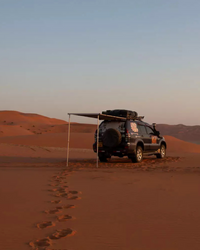 James Baroud Seitenmarkise. Aufgebaut mit Stangen befestigt.