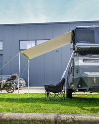 Markise für das Odyssey ABS Hartschalenzelt. Montiert am Dachzelt. Augezogen. Mit Stützen und Seilen befestigt.