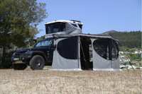 Aufgebaute Falcon 270° Markise mit Seitenwänden und geöffnetem Fenster und Tür an einem Offroad-Fahrzeug.  Tunnel hoch zum Dachzelt.