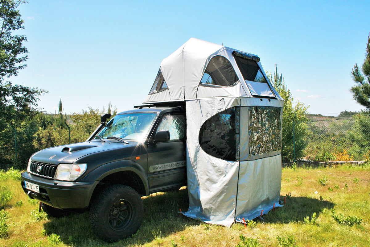 James Baroud Stoff Klappzelt weiß offen montiert auf einem Offroad-Fahrzeug. Mit aufgebauten Seitenwänden.