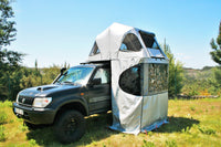 James Baroud Stoff Klappzelt weiß offen montiert auf einem Offroad-Fahrzeug. Mit aufgebauten Seitenwänden.