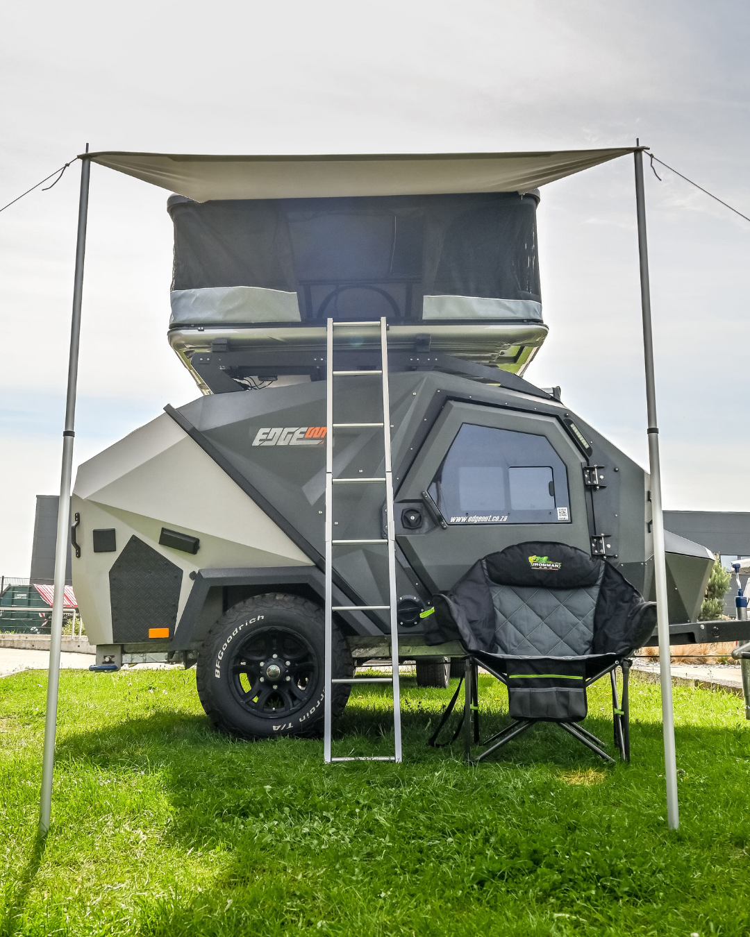 Markise für das Odyssey ABS Hartschalenzelt. Montiert am Dachzelt. Augezogen. Mit Stützen und Seilen befestigt.