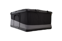 James Baroud Hartschalen-Dachzelt Grand Raid schwarz Produktfoto. Aufgebaut. Von der Seite. Fenster und Einstieg geschlossen.