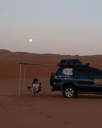James Baroud Seitenmarkise. Aufgebaut mit Stangen befestigt.