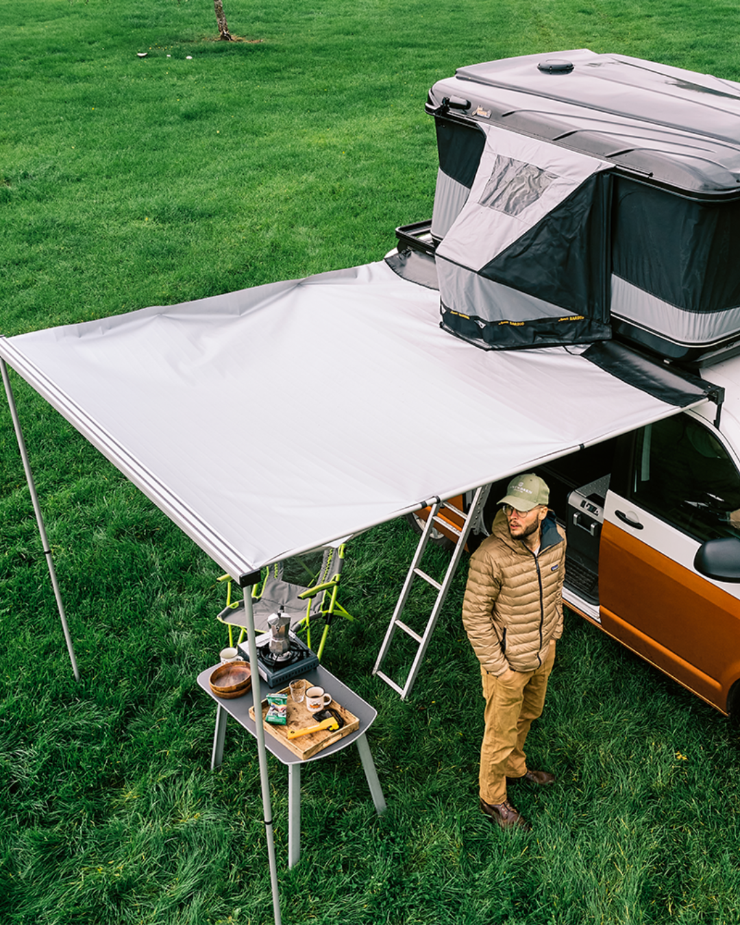 James Baroud Seitenmarkise. Aufgebaut mit Stangen und mit Tunnel mit dem Dachzelt verbunden.
