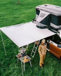 James Baroud Seitenmarkise. Aufgebaut mit Stangen und mit Tunnel mit dem Dachzelt verbunden.