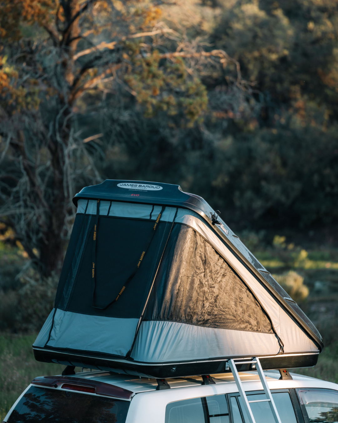 James Baroud Hartschalen-Dachzelt  Discovery montiert auf einem Offroad-Fahrzeug.