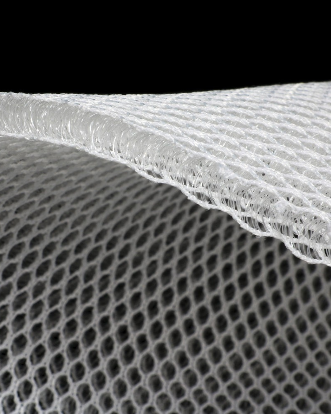 Detail der Wohlfühlunterlage der James Baroud Dachzelte. Von der Seite. Aufbau und Dicke.