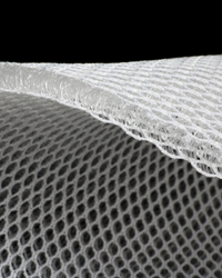 Detail der Wohlfühlunterlage der James Baroud Dachzelte. Von der Seite. Aufbau und Dicke.