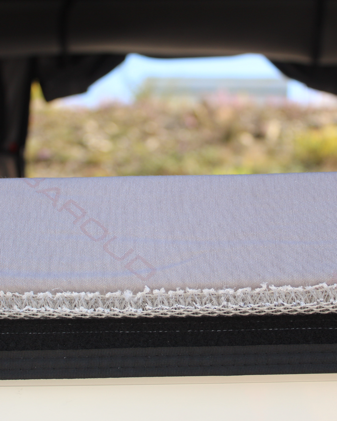 Detail der Wohlfühlunterlage der James Baroud Dachzelte. Von der Seite. Aufbau und Dicke.