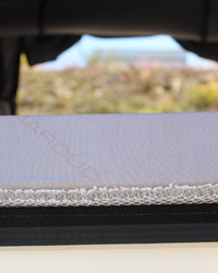 Detail der Wohlfühlunterlage der James Baroud Dachzelte. Von der Seite. Aufbau und Dicke.