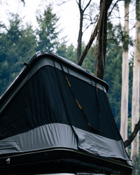 James Baroud Hartschalen-Dachzelt  Discovery montiert auf einem Offroad-Fahrzeug.
