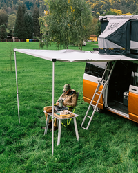 James Baroud Seitenmarkise. Aufgebaut mit Stangen.