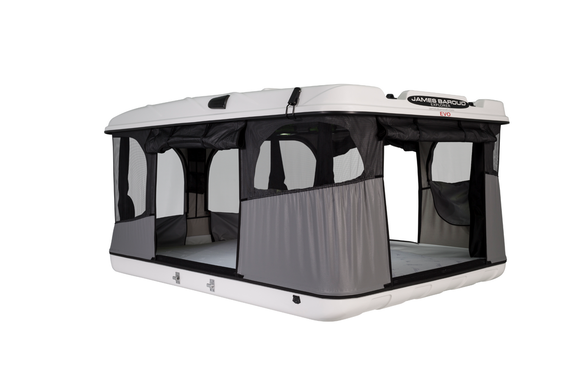 James Baroud Hartschalen-Dachzelt Explorer weiß Produktfoto. Aufgebaut. Von der Seite. Fenster und Einstieg geöffnet.