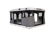 James Baroud Hartschalen-Dachzelt Explorer weiß Produktfoto. Aufgebaut. Von der Seite. Fenster und Einstieg geöffnet.